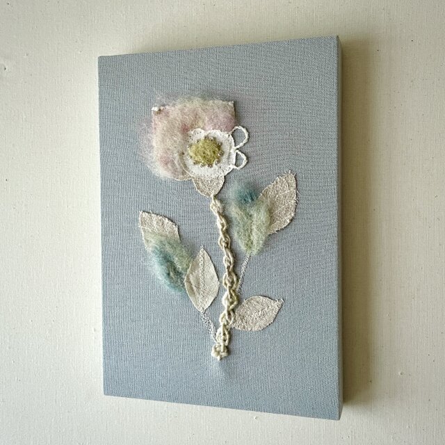 【一点もの】刺繍 ファブリックパネル　『Flower, k'.』 一点もの】刺繍 ファブリックパネル 『Flower, k'.』 | iichi 日々の