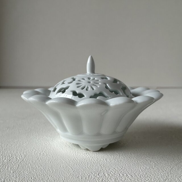 白磁透かし彫り華香炉 | iichi 日々の暮らしを心地よくする