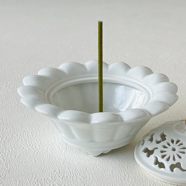 白磁透かし彫り華香炉 | iichi 日々の暮らしを心地よくする