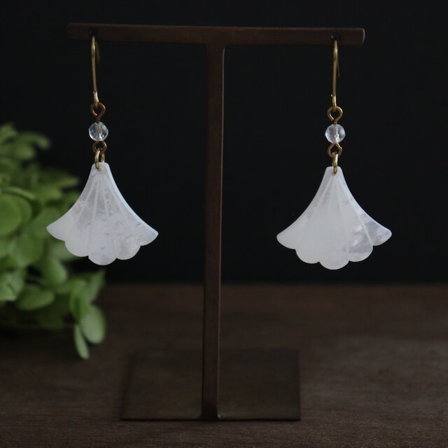 アクセサリー ブラウンシェル×水晶カービングピアス(イヤリング)