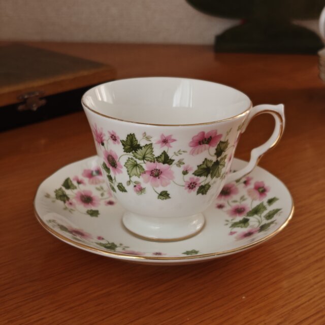 アンティークヴィンテージ　QUEEN　ANNE すずらん　カップ&ソーサー　英国 Queen Anne クイーンアン カップ＆ソーサー 英国 ヴィンテージ