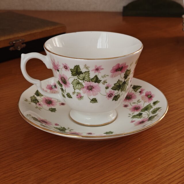 アンティークヴィンテージ　QUEEN　ANNE すずらん　カップ&ソーサー　英国 Queen Anne クイーンアン カップ＆ソーサー 英国 ヴィンテージ