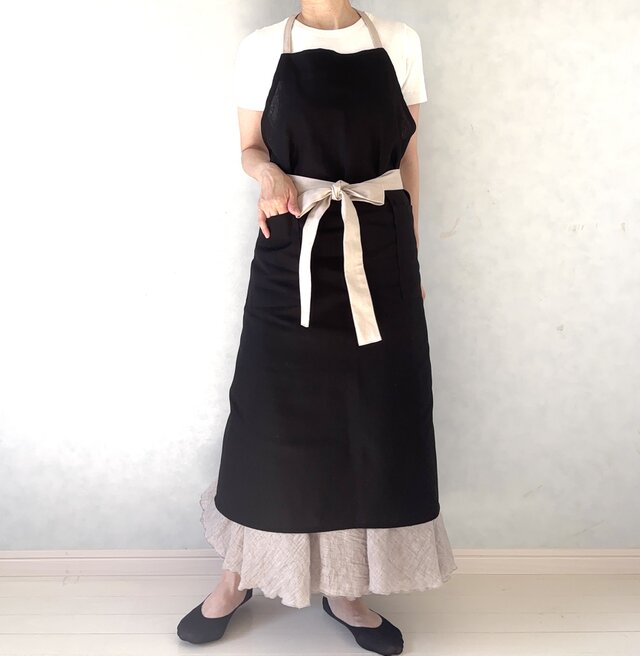 王道バイカラー。大人のリボンエプロン | iichi 日々の暮らしを