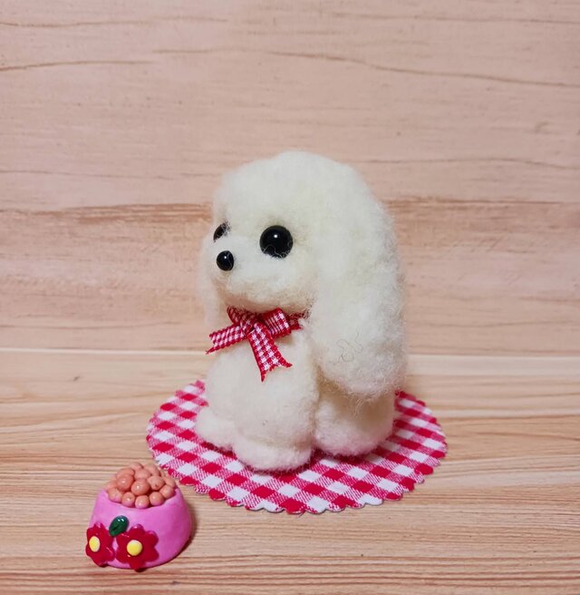 羊毛フェルト 白いプードル 敷物・小物付き | iichi 日々の暮らしを