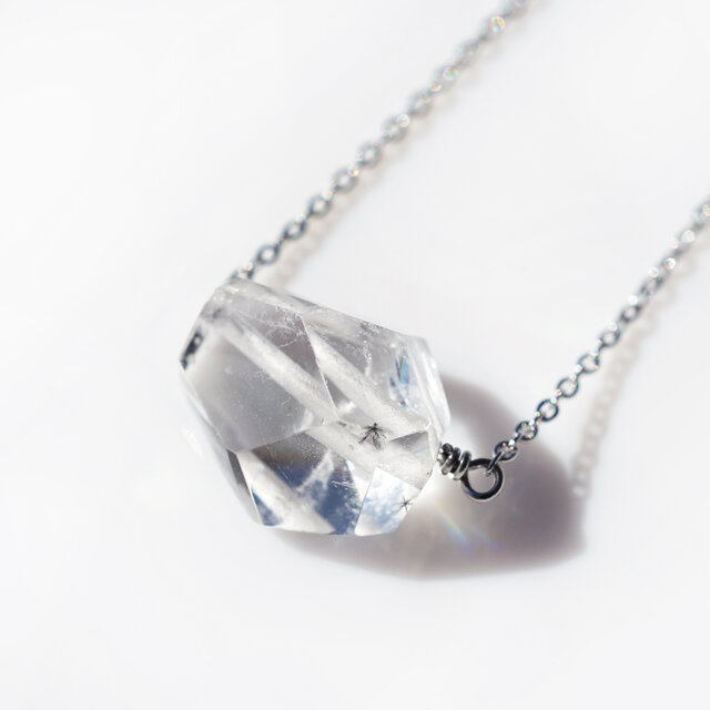 星に願いを☆星入り水晶（ホランダイド鉱結晶入り）のネックレス・50cm
