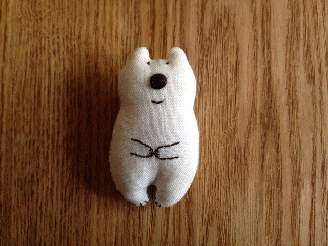 しろくまさんブローチ(もじもじ)の画像1枚目