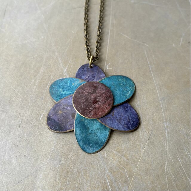 Vintage 00s USA retro blue painted flower design necklace | iichi