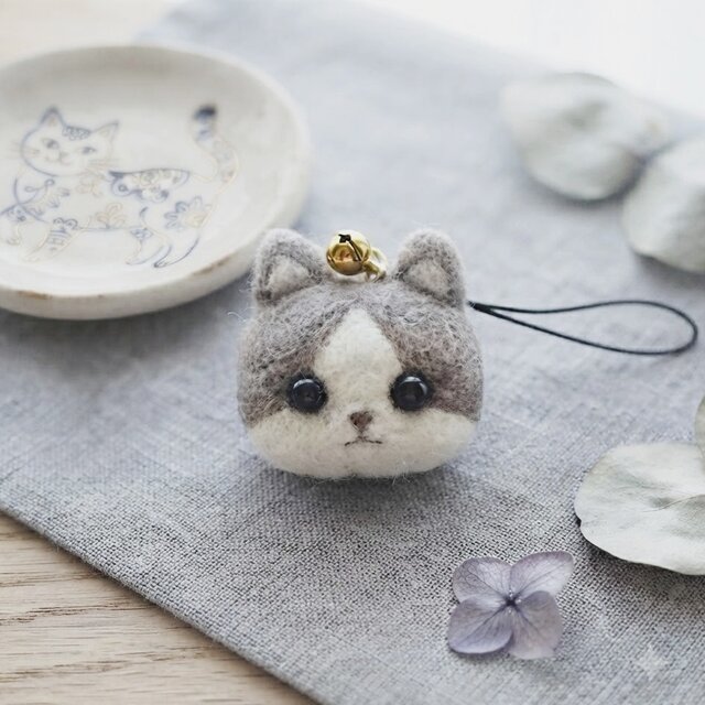 羊毛フェルト 八割れ 小さな猫の顔 マスコット（鈴付）「受注制作