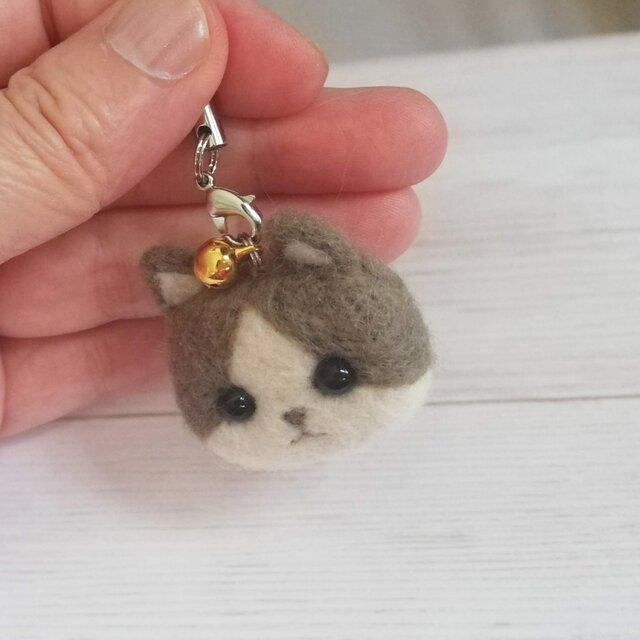 羊毛フェルト 八割れ 小さな猫の顔 マスコット（鈴付）「受注制作
