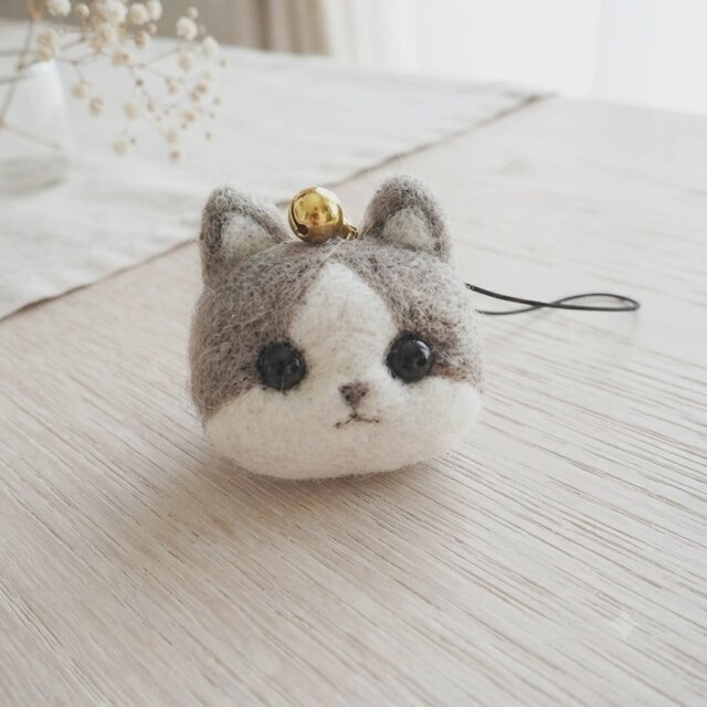羊毛フェルト 八割れ 小さな猫の顔 マスコット（鈴付）「受注制作