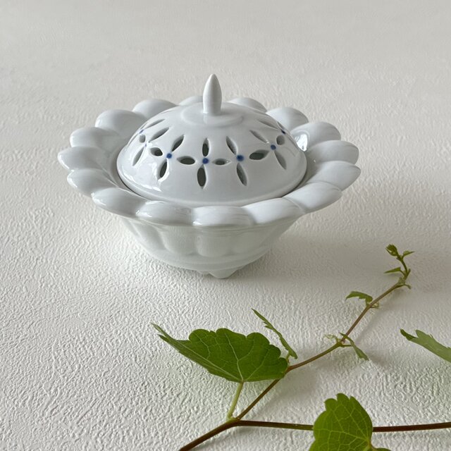 華型輪花透かし彫り香炉 | iichi 日々の暮らしを心地よくする