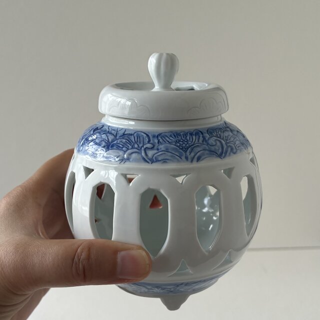 香合　鳥帽子　筑良造　風炉用　【新品未使用】 帽子型白磁透し彫り香炉 | iichi 日々の暮らしを心地よくする