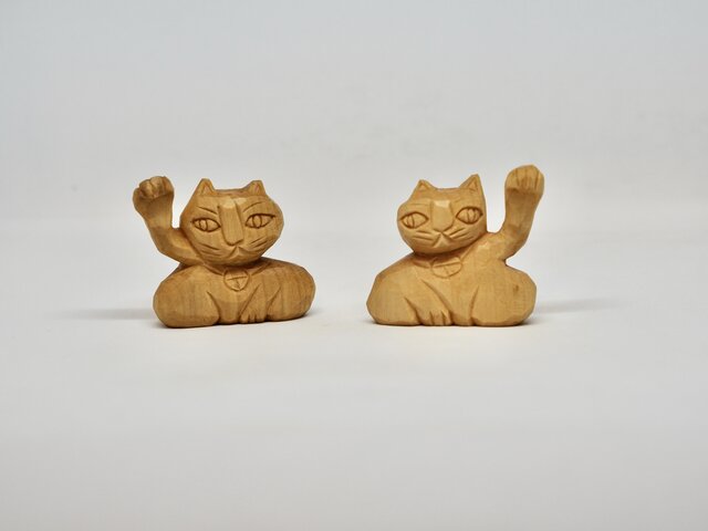 銘入り　瞳が美しく繊細な極上手彫りの木彫の招き猫 根付 銘木 黄楊 繊細彫刻 招き猫 左右二体〈黄楊〉 | iichi 日々の暮らしを心地よくする