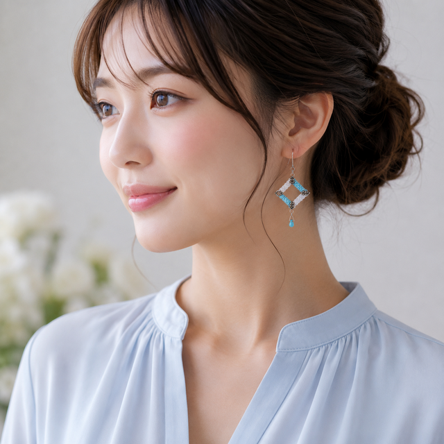 白×水色の穴あきスクエアピアス/サージカルステンレス製ピアス金具