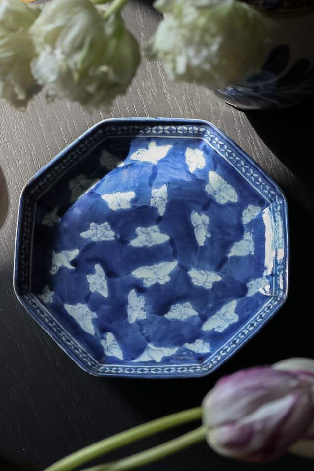 古伊万里 染付白抜き蝶文八角七寸皿 江戸後期 F498B | iichi 日々の