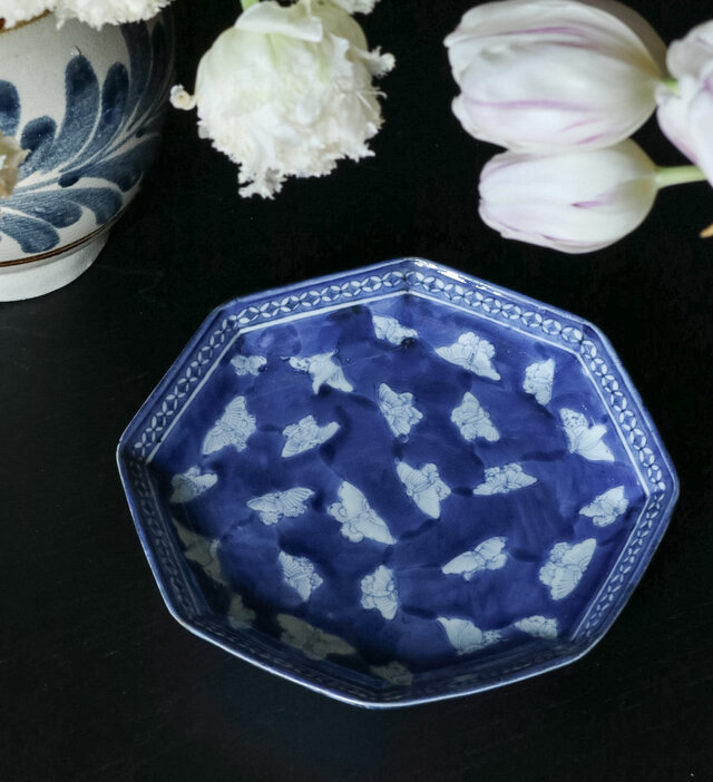 古伊万里 染付白抜き蝶文八角七寸皿 江戸後期 F498B | iichi 日々の