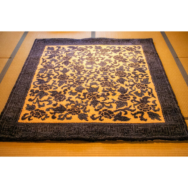 鍋島緞通 牡丹唐草文縁卍模様 織ものがたり 径148×142cm E2162 | iichi