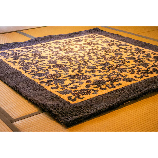 鍋島緞通 牡丹唐草文縁卍模様 織ものがたり 径148×142cm E2162 | iichi
