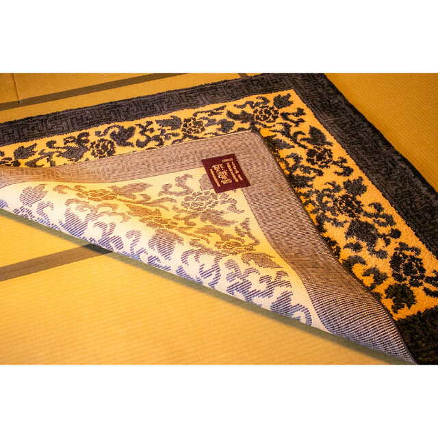 鍋島緞通 牡丹唐草文縁卍模様 織ものがたり 径148×142cm E2162 | iichi
