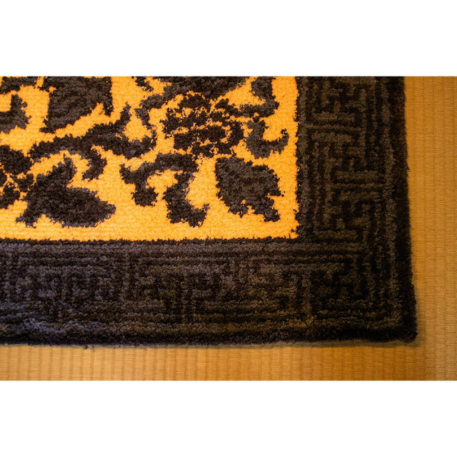 鍋島緞通 牡丹唐草文縁卍模様 織ものがたり 径148×142cm E2162 | iichi