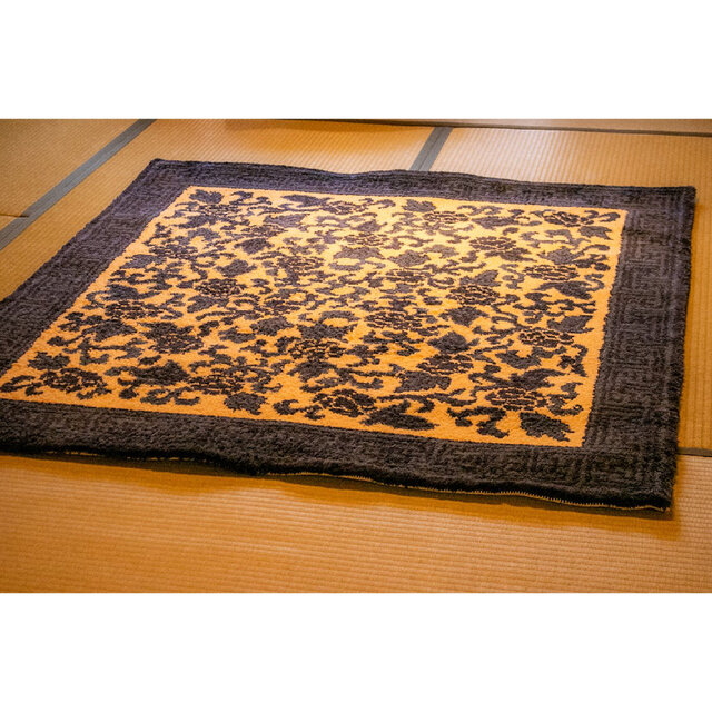 鍋島緞通 牡丹唐草文縁卍模様 織ものがたり 径148×142cm E2162 | iichi