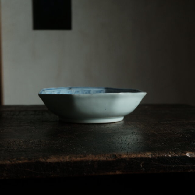 八角の形状◇見込みに風景 伊万里 花文染付八角皿 雷文繋ぎ 骨董