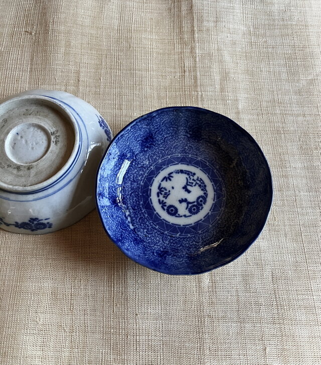 なます皿 5枚 江戸 蛇の目 唐草 松竹梅 窯傷 歪み 蔵出し 印判染付 微塵唐草なます皿二枚 見込み松竹梅 B | iichi 日々の暮らし