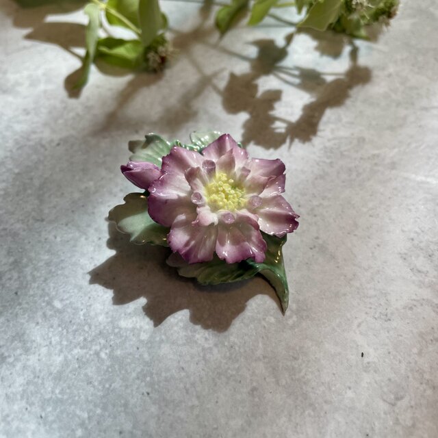 陶器のライラックの花のブローチ｜ヴィンテージアクセサリー | iichi