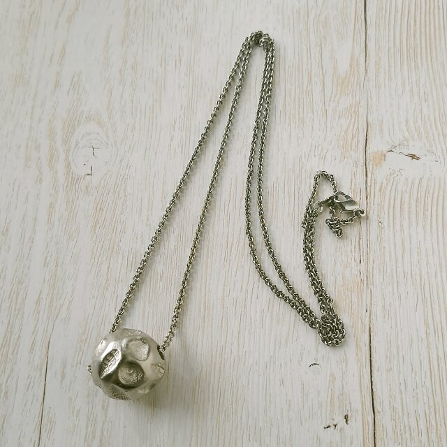 TRIFARI 》 matte silver embossed shell ball トリファリ