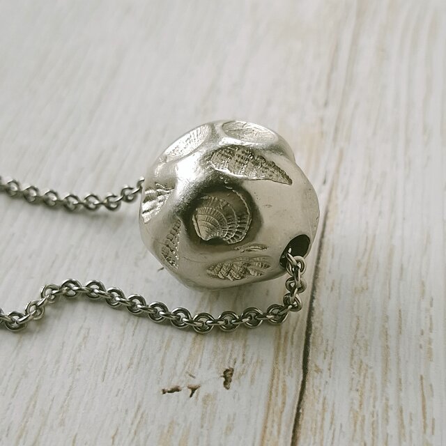 TRIFARI 》 matte silver embossed shell ball トリファリ