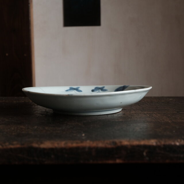 伊万里 花と蝶々◇花蝶文染付中皿 骨董器 antiques アンティーク和食器