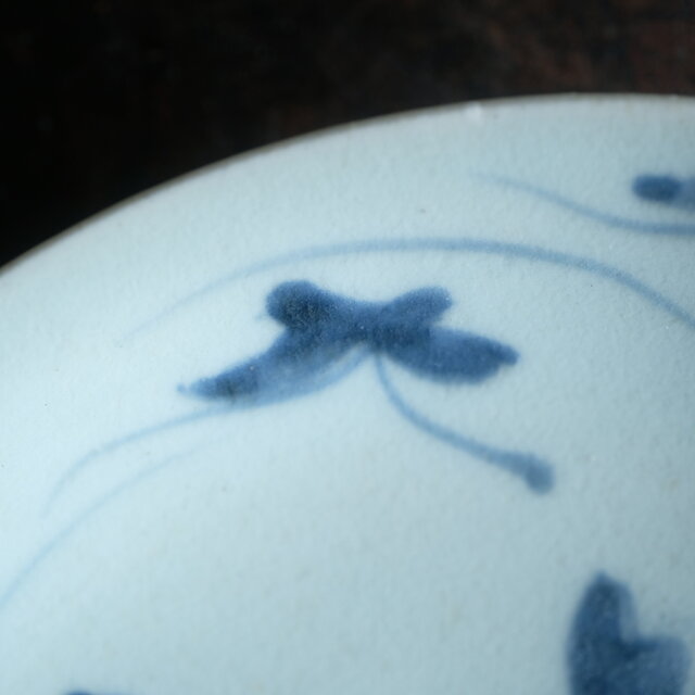 伊万里焼 花と蝶々◇花蝶文染付中皿 骨董器 antiques アンティーク和