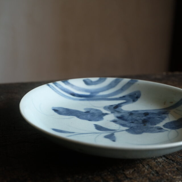 伊万里焼 花と蝶々◇花蝶文染付中皿 骨董器 antiques アンティーク和