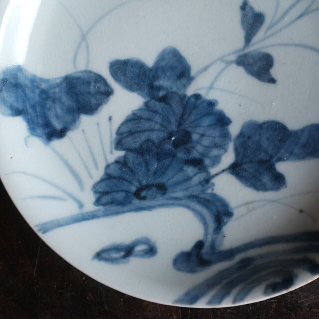 伊万里焼 花と蝶々◇花蝶文染付中皿 骨董器 antiques アンティーク和