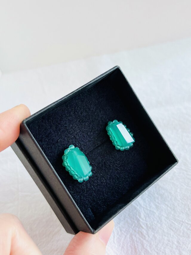 天然石刺繍／ピアス】グリーンオニキス×粒々グリーンオニキス | iichi