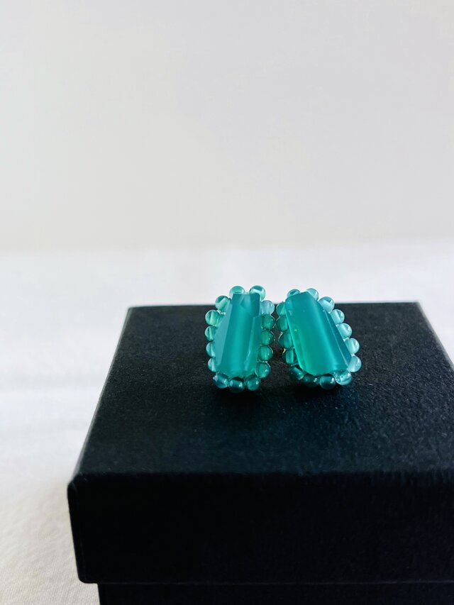 天然石刺繍／ピアス】グリーンオニキス×粒々グリーンオニキス | iichi