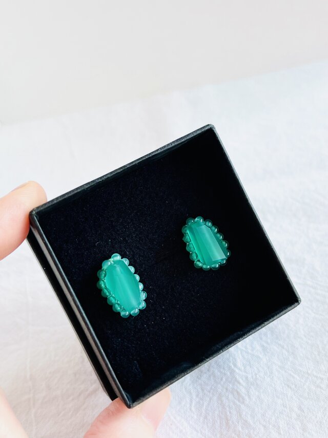 天然石刺繍／ピアス】グリーンオニキス×粒々グリーンオニキス | iichi