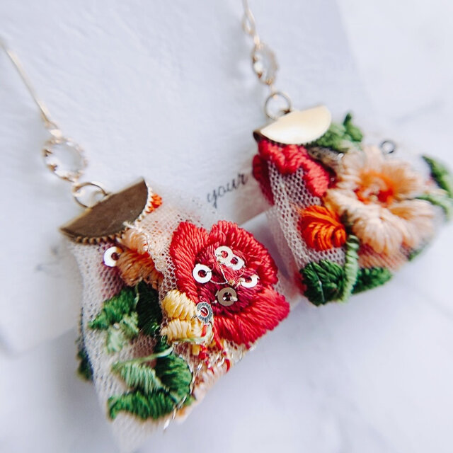 刺繍リボン　ベロア　ビーズ　緑　カラフル　ピアス　イヤリング　花柄　赤 インド刺繍リボンのフラワーピアス アレルギー対応 | iichi 日々の