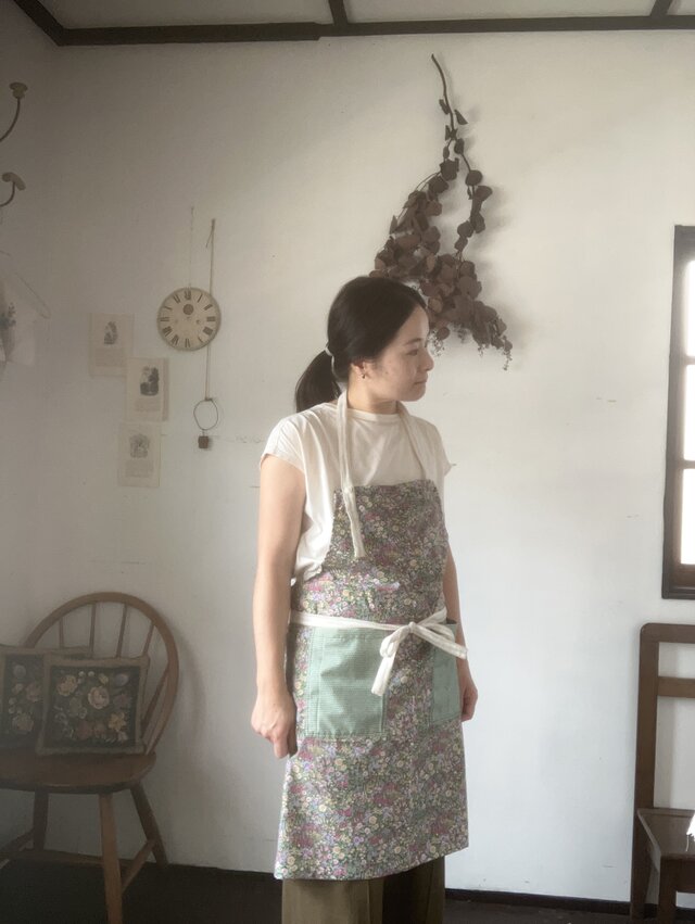 フラワープリントのカフェエプロン(085) | iichi 日々の暮らしを
