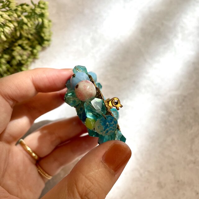アクアブルーが美しいヴィンテージビーズの大ぶりブローチ | iichi