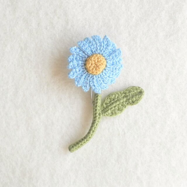 レトロで可愛いデイジーみたいなお花ブローチ 軽くてコンパクトな刺繍