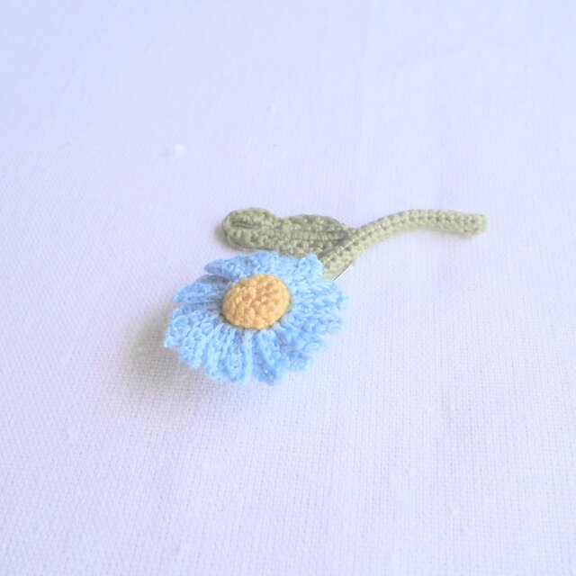 レトロで可愛いデイジーみたいなお花ブローチ 軽くてコンパクトな刺繍