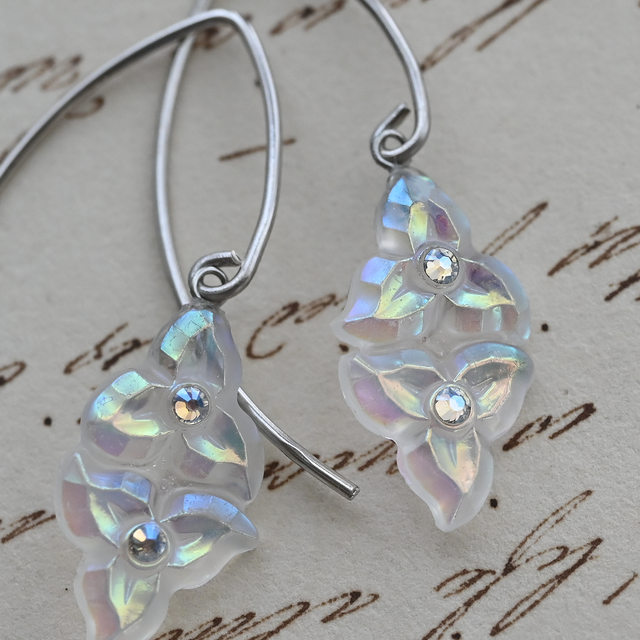 まるお♀　ガラス　レジン　フックピアス silver925｜ヴィンテージガラスの揺れる透明な花フックピアス