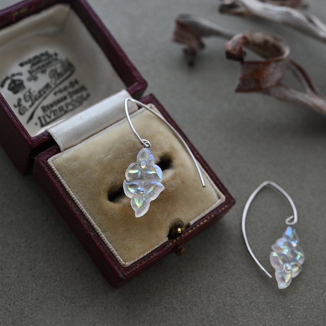 silver925｜ヴィンテージガラスの揺れる透明な花フックピアス