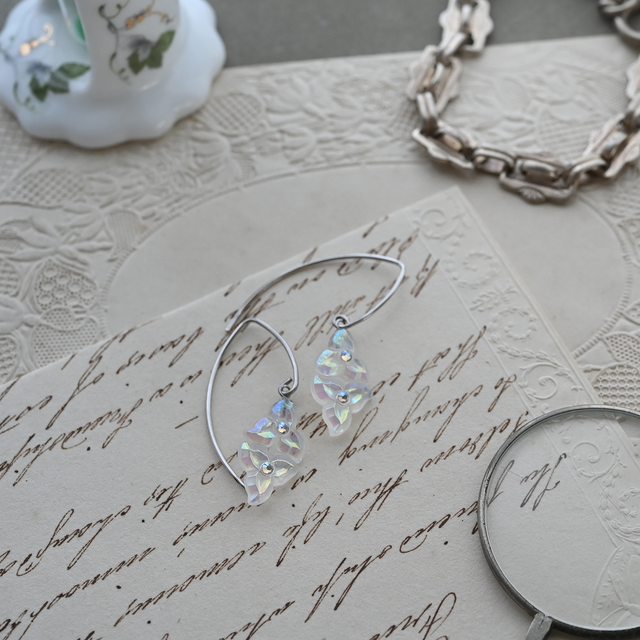 silver925｜ヴィンテージガラスの揺れる透明な花フックピアス