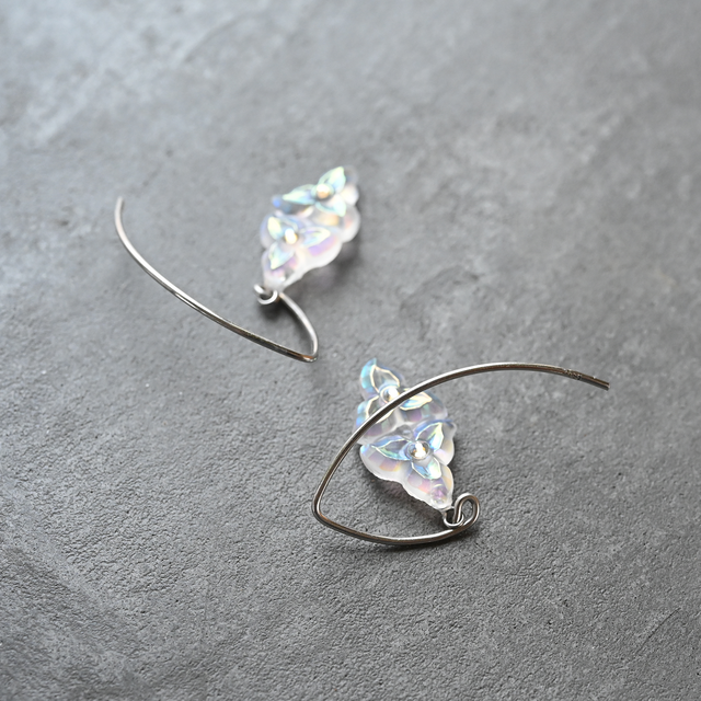 まるお♀　ガラス　レジン　フックピアス silver925｜ヴィンテージガラスの揺れる透明な花フックピアス