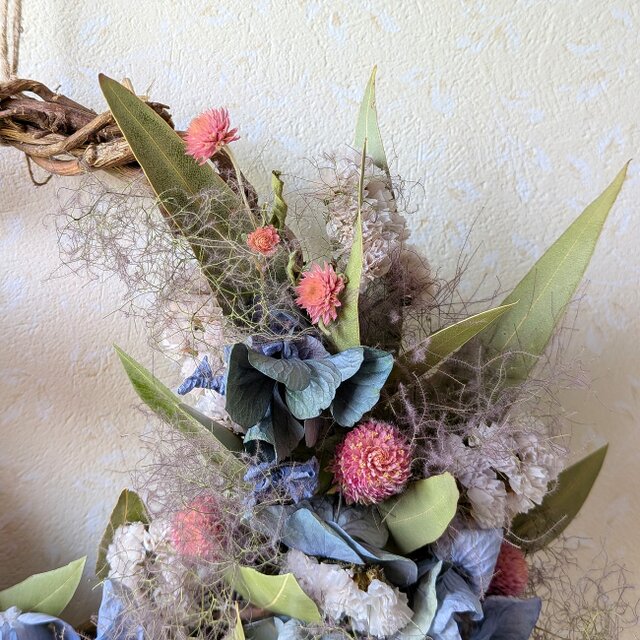 スモークツリー とアンティーク紫陽花のブルーなリース　エリンジウム スモークツリーと紫陽花のハーフリース（爽やかサマー） | iichi 日々