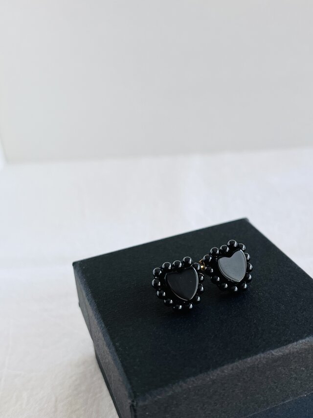 天然石刺繍／ピアス】Heartブラックオニキス×ブラックスピネル | iichi