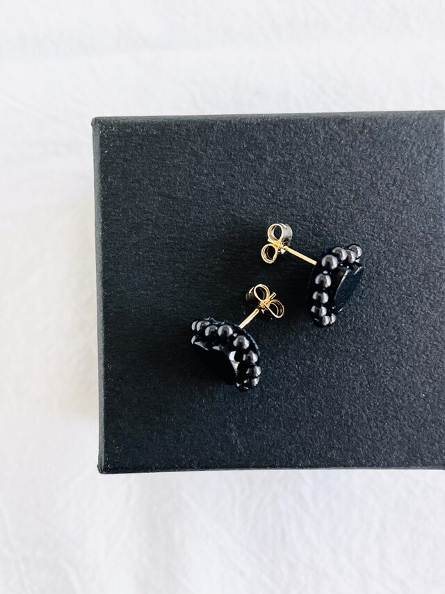 «817»★完売★天然石♥️ブラックスピネル*ムーンストーン*繊細な耳飾り 天然石刺繍／ピアス】Heartブラックオニキス×ブラックスピネル | iichi