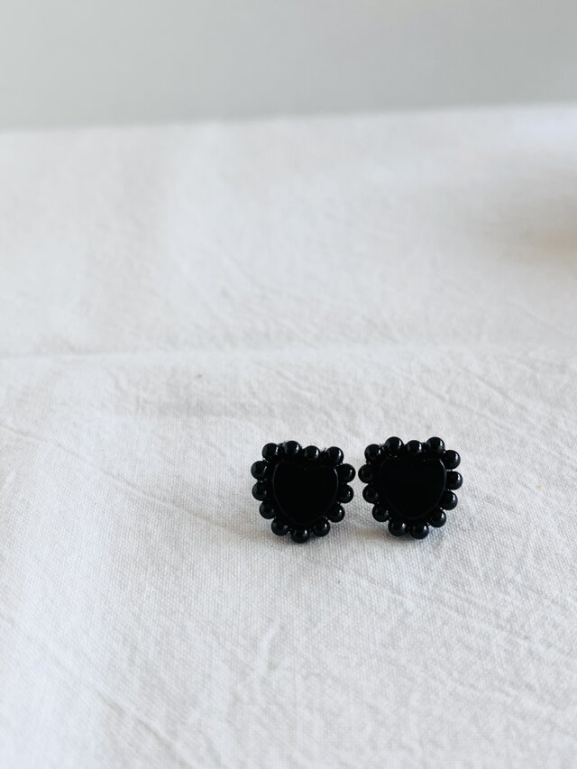 天然石刺繍／ピアス】Heartブラックオニキス×ブラックスピネル | iichi